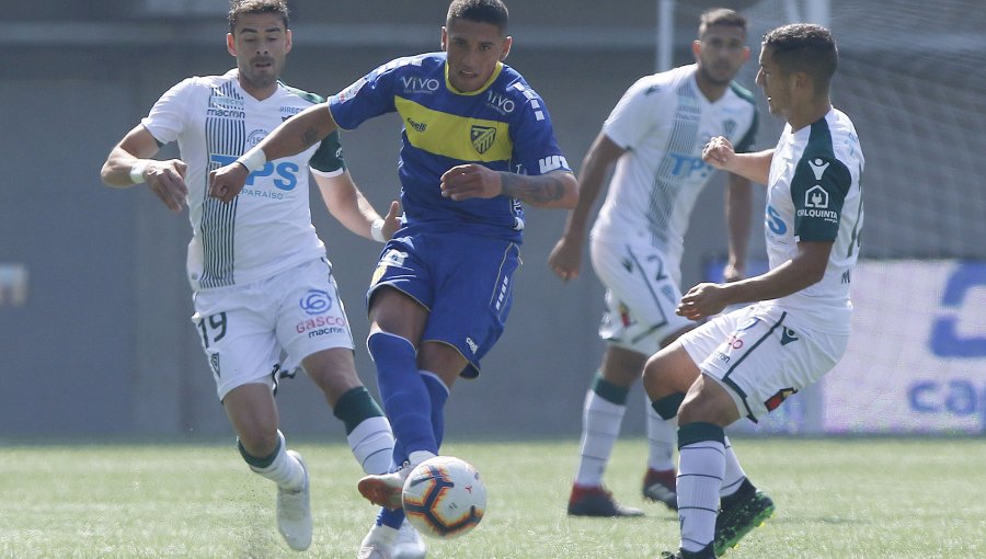 Un golazo de mitad de cancha le quitó el invicto a Wanderers en Primera B