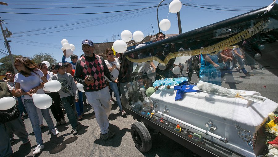 Familia llevó a sus hijos a obra donde trabaja el padre en Arica, pero una menor murió por caída de muro