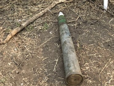Un niño encontró munición de guerra enterrada en el patio de su casa en Las Condes
