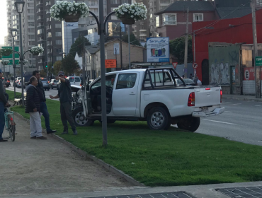 Alta congestión provocó colisión de dos vehículos frente al hospital Fricke de Viña del Mar