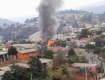 Incendio estructural afecta a una vivienda en población Nueva Miraflores de Viña del Mar