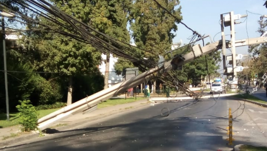 Camión derribó nueve postes y generó corte del servicio eléctrico en Vitacura