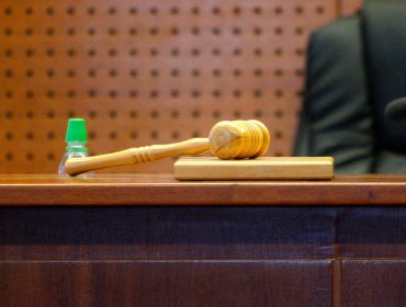 10 años de cárcel a sujeto que asaltó a conductora en semáforo y le robó su cartera en Recoleta