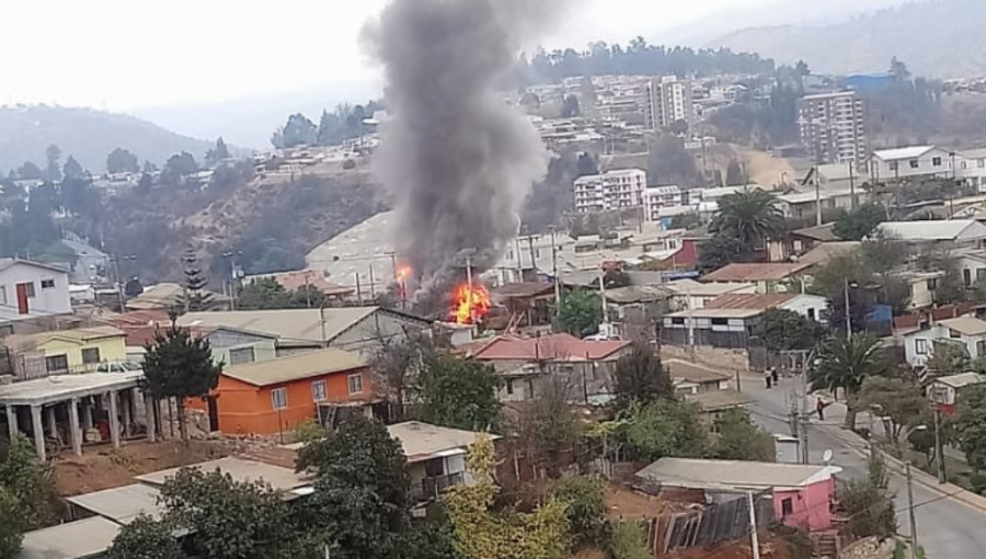 Incendio estructural afecta a una vivienda en población Nueva Miraflores de Viña del Mar