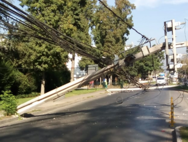 Camión derribó nueve postes y generó corte del servicio eléctrico en Vitacura