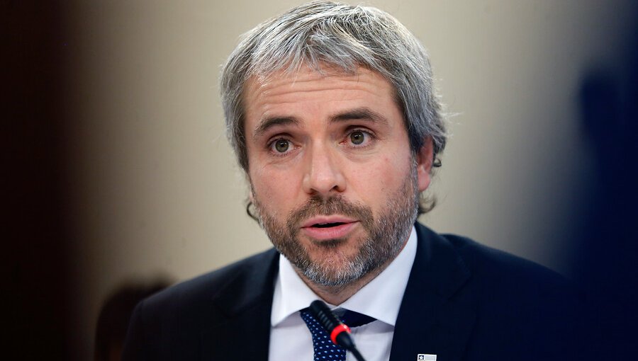 Ministro Blumel pidió a la oposición "leerse los proyectos" antes de criticar reforma a la salud