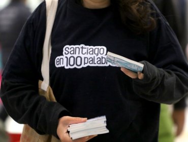 Santiago en 100 palabras repartió libros en la Línea 3 del Metro