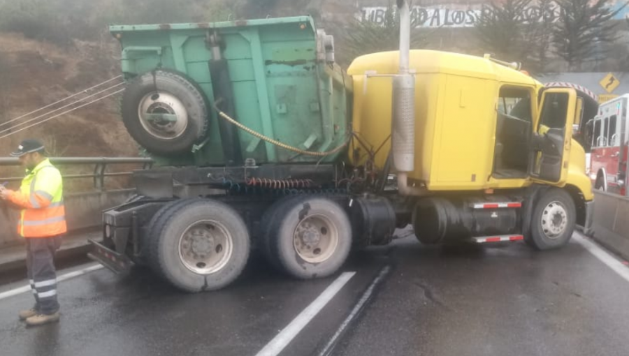 Viña del Mar: Camión tolva terminó atravesado en túnel Los Gemelos y suspendió el tránsito