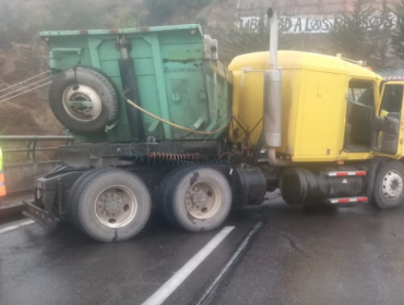 Viña del Mar: Camión tolva terminó atravesado en túnel Los Gemelos y suspendió el tránsito