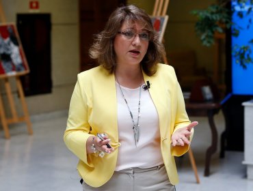Diputada Parra pidió que Chadwick dé "un paso al costado" tras polémica por mensajes
