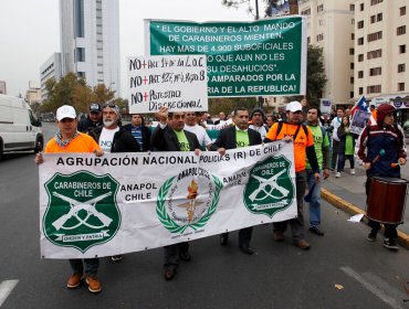 Carabineros en retiro marcharon por el centro de Santiago pidiendo respeto a la labor policial