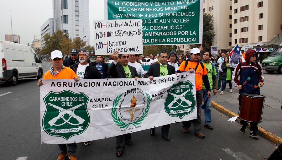 Carabineros en retiro marcharon por el centro de Santiago pidiendo respeto a la labor policial