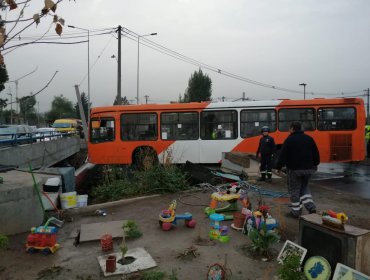 Bus del Transantiago perdió el control y casi cae al canal San Carlos