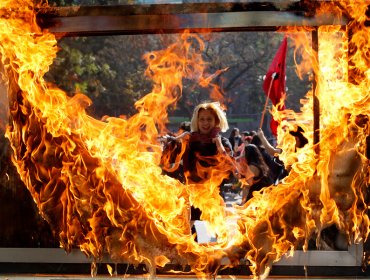 Marcha estudiantil deja un balance de 35 detenidos y 6 carabineros lesionados en Santiago