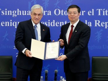 China: U. de Tsinghua le entregó el grado de profesor honoris causa al presidente Piñera