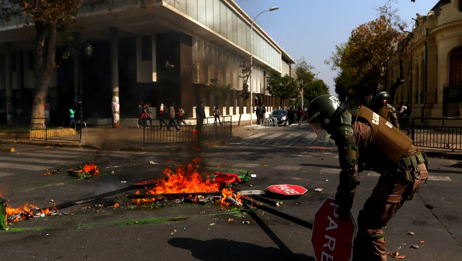 Vocera tras ataque a carabinero durante marcha estudiantil: "Son cobardes que atacan en grupo"
