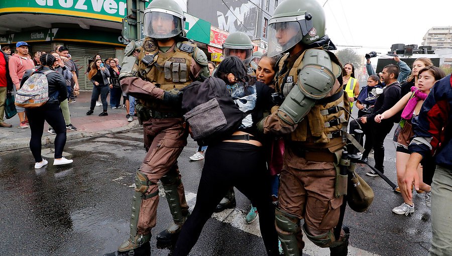 Estudiantes y Carabineros se enfrentaron tras primera marcha estudiantil del año en Valparaíso