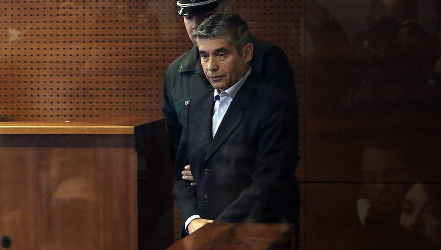 Caso Huracán: Decretan prisión preventiva para ex director de inteligencia de Carabineros