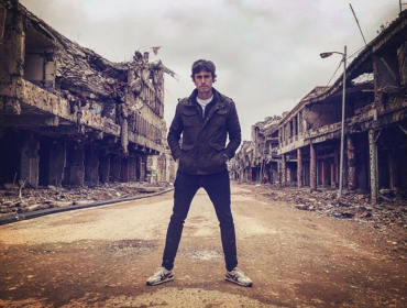 Roberto Cox recibió ola de críticas por foto posando en destruida zona de Irak