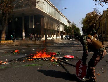 Vocera tras ataque a carabinero durante marcha estudiantil: "Son cobardes que atacan en grupo"