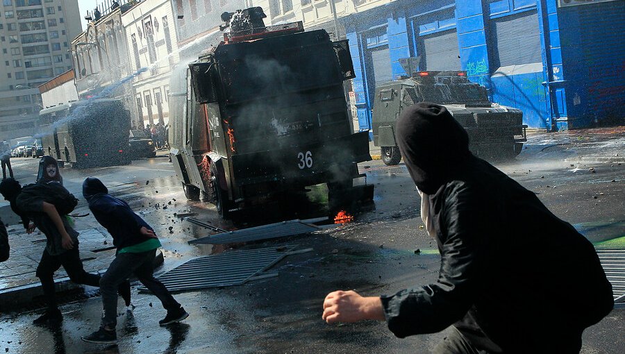 Marcha estudiantil en Valparaíso culminó con dos detenidos y un carabinero lesionado