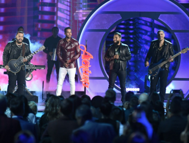 Tras ocho años, Romeo Santos se reunió con Aventura en los premios Billboard