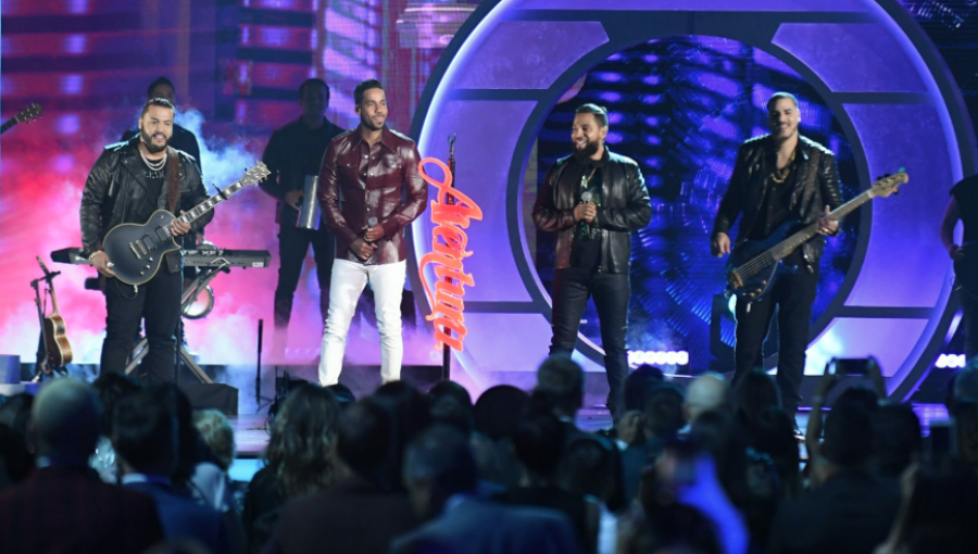 Tras ocho años, Romeo Santos se reunió con Aventura en los premios Billboard