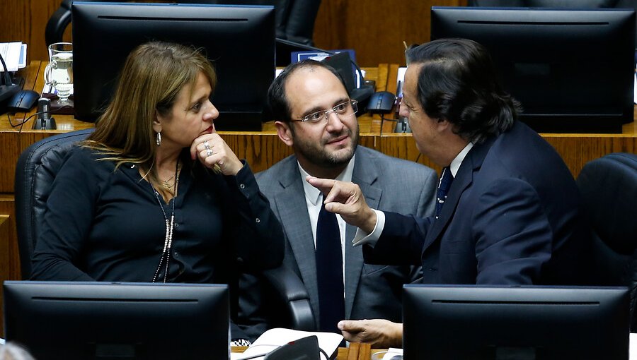 Senadores UDI presentan moción para acusar constitucionalmente a fiscales