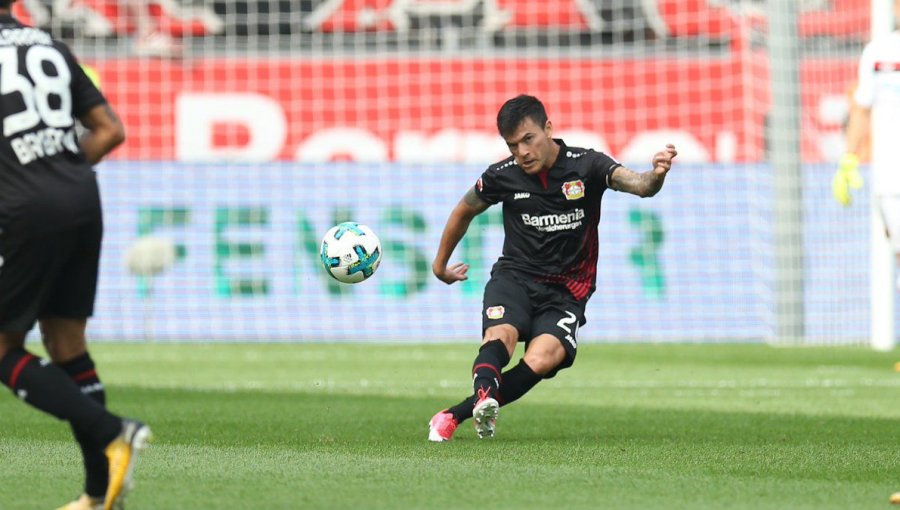 Charles Aránguiz aportó con una asistencia en goleada del Bayer Leverkusen