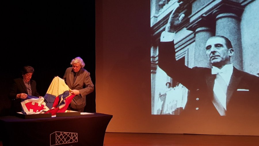 Carmen Frei donó al Museo de la Memoria bandera que cubrió féretro de su padre