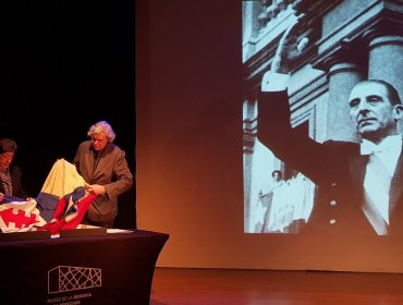 Carmen Frei donó al Museo de la Memoria bandera que cubrió féretro de su padre