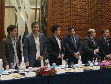 Hijos de Piñera participan de reunión con empresas de tecnología de China