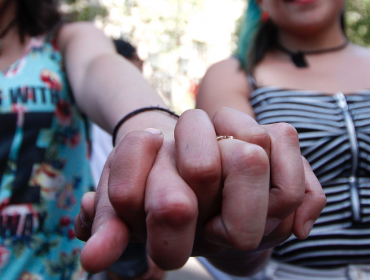Fonasa se abre a incorporar a parejas lesbianas en la fertilización in vitro
