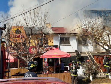 Incendio consumió gran parte de una vivienda y un restaurante en pleno polo comercial de Viña