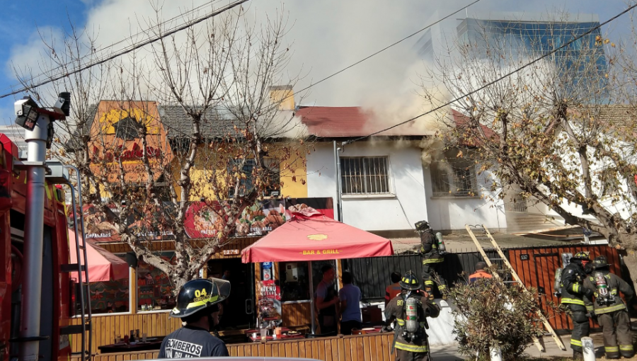 Incendio consumió gran parte de una vivienda y un restaurante en pleno polo comercial de Viña