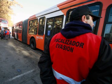 Evasión en buses del transporte público de Santiago bajó a un 24,5%