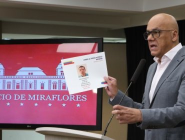 Ministro de Información de Maduro asegura que están enfrentando "a un reducido grupo de militares"