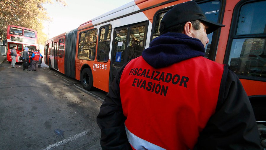 Evasión en buses del transporte público de Santiago bajó a un 24,5%