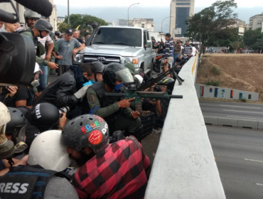 Captan ráfaga de disparos en base aérea donde se encuentran Juan Guaidó y Leopoldo López