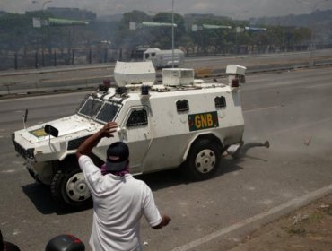 El momento exacto en que tanqueta atropelló a personas que se manifestaban contra Maduro en Caracas