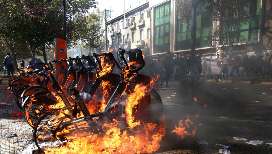 Saqueos, incendio y señalética destruida dejan incidentes tras marcha del "Día del Trabajador"