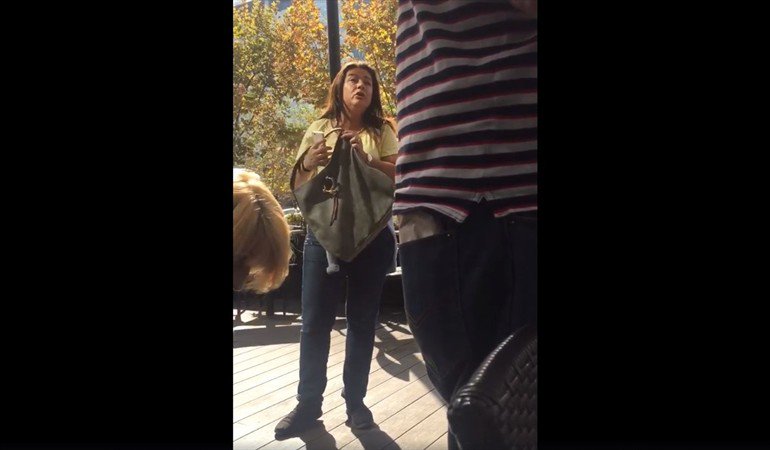 "Rascas, cara de indios": Denuncian episodio de discriminación en cafetería de mall de Providencia