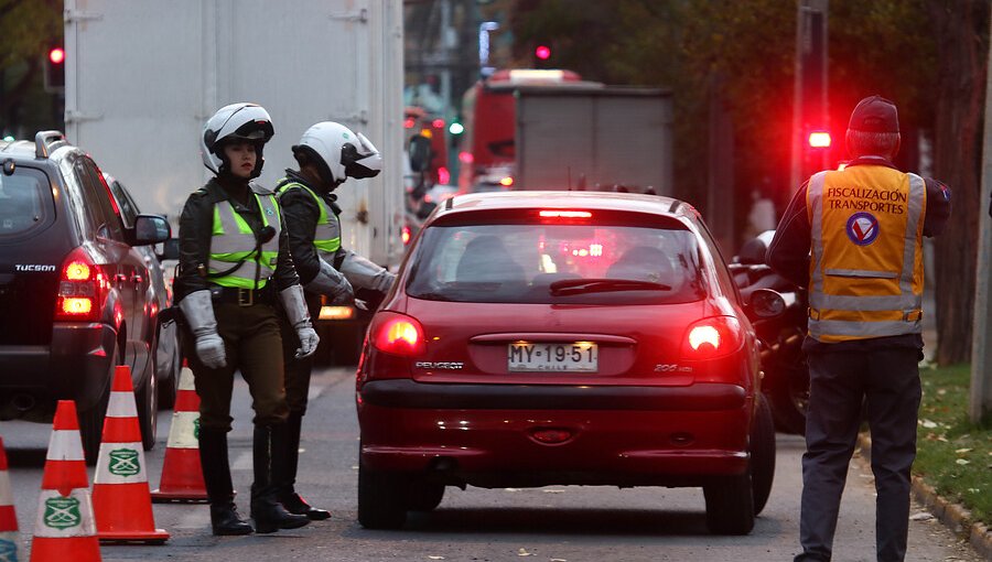 Tiempos de viajes bajaron y velocidad del tráfico aumentó con la restricción vehicular en Santiago