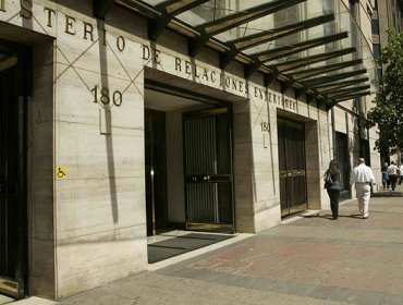 Asociación de Diplomáticos envío carta de reclamo a Ampuero y piden tener participación en giras