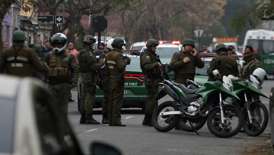 Cuatro delincuentes se enfrentaron a tiros con carabineros tras persecución en la capital
