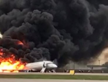 Murieron 41 de los 78 ocupantes de un avión que se incendió a minutos de despegar en Rusia