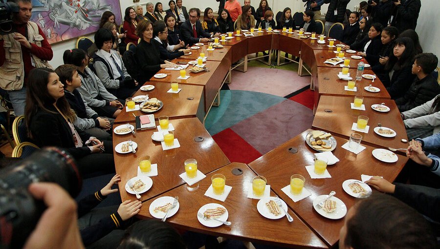Ministra Cubillos se reunió con alumnos y apoderados para explicar Admisión Justa