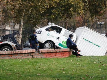 Camión quedó atrapado tras intentar cruzar el río Mapocho en Providencia