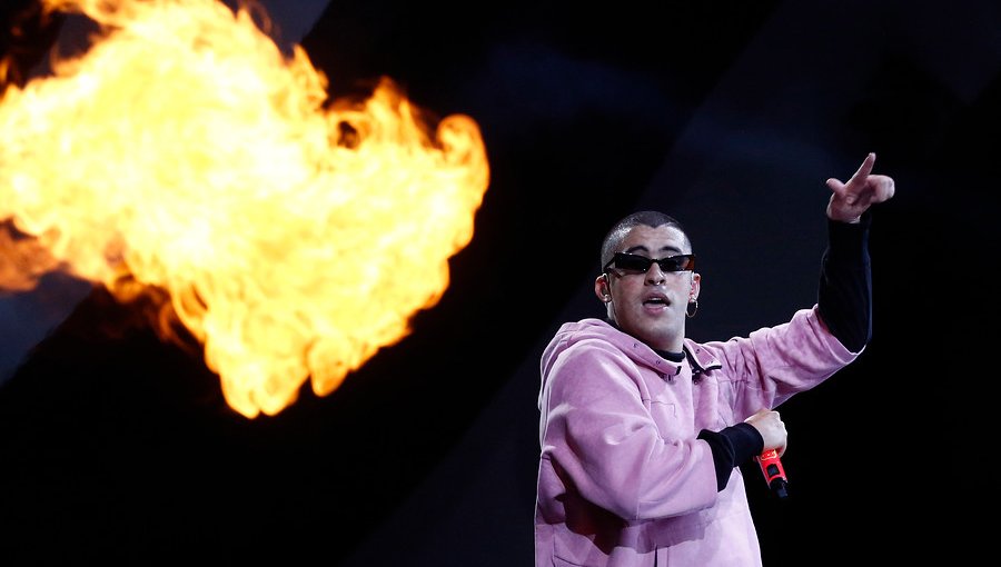 Llenan de críticas a Bad Bunny por conejos teñidos en videoclip
