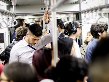 Santiaguinos tardan hasta dos horas en llegar a sus destinos cada mañana